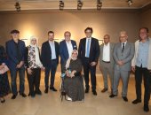 وزير الثقافة يتفقد معارض الفنون التشكيلية احتفالا باليوم العالمى للفن