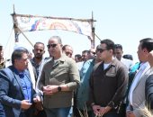 محافظ الفيوم يفتتح موسم حصاد القمح بأحد الحقول الزراعية بقصر رشوان