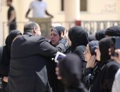 انهيار ابن سليمان عيد ووالدته في وداع الراحل بالمقابر