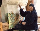 فنانات الحرانية.. درر ريف الجيزة يجسدن جمال الطبيعة بالغزل.. لم يتعلمن الرسم ولا يجدن القراءة والكتابة واحترفن فن النسيج.. بسيمة: برسم بإحساسى والسجادة الواحدة مبتتكررش.. تحية: لوحاتى اتعرضت فى معارض عالمية