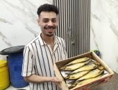 الأسماك المملحة وجبة طعام أساسية على المائدة بالغربية.. إقبال كبير من المواطنين على شراء الفسيخ والرنجة.. وأصحاب المحال: نستعد لشم النسيم وننتظره كل عام.. ولا بد من مراجعة تاريخ الإنتاج لكافة الأنواع.. صور