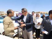 محافظ السويس يسلم 20 سيارة من الدفعة الأولى للمستحقين لسيارات التاكسى الجديدة