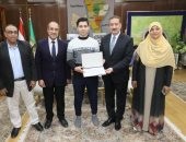 محافظ المنوفية يكرم الفائزين بحفظ القرآن ويهديهم شهادات تقدير ومكافآت مالية