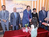 محافظ سوهاج يشارك أطفال "بيت الرحمة" فرحتهم بعيد القيامة ويوزع عليهم الهدايا