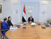 الرئيس السيسى يستعرض جهود الحكومة لتهيئة مناخ الأعمال وجذب المزيد من الاستثمار ويوجه بخلق مناخ استثمارى أكثر تنافسية وتبسيط الإجراءات وتخفيف الأعباء المالية ومنح القطاع الخاص الدور الرئيسى فى دفع عجلة الاقتصاد