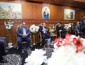 محافظ كفر الشيخ يقدم التهنئة بعيد القيامة من كنيسة مارجرجس بدسوق.. فيديو