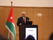 زاهي حواس يلقي محاضرة عن الأهرامات بجامعة كولومبيا الأمريكية في عمان