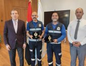 رئيس هيئة الإسعاف يهدى درع تكريم للطاقم صاحب واقعة رد 6 ملايين جنيه لأصحابها