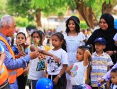 حدائق أسوان توزع ورود وبالونات على المواطنين فى شم النسيم.. فيديو