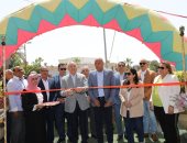 محافظ القاهرة يوزع الحلوى على المواطنين بحديقة الست خضرة فى حلوان.. صور
