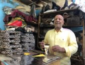 إبداع الأيدى لا تهزمه الماكينات.. صناعة الأحذية يدويًا مهنة صامدة فى ورش الدرب الأحمر.. أسطواتها ورثوا الحرفة أبًا عن جد وأكملوا المسيرة.. ويؤكدون: الجلد الطبيعى صلب المهنة.. والمنتجات اليدوية يستحيل أن تندثر