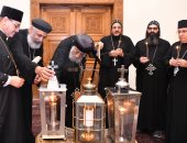 البابا تواضروس الثانى يتسلم النور المقدس