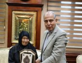 محافظ المنيا يستقبل سيدة مسنة لرغبتها بالتبرع بقطعة أرض لبناء مستشفى