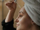 وصفات طبيعية لتفتيح البشرة بخطوات بسيطة.. من الكركم للعرقسوس