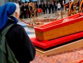 صديقة البابا فرانسيس.. راهبة تتحدى بروتوكول الفاتيكان وتتخطى حاجز النعش ..فيديو