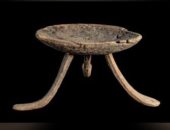 كرسى ثلاثى الأرجل بمتحف آثار الغردقة يروى رحلة تطور صناعة الأثاث فى مصر القديمة