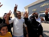 746 نزيلاً يعانقون الحرية فى عيد تحرير سيناء.. فرحة اللقاء ولمّ الشمل تزيّن مراكز الإصلاح.. المفرج عنهم: شكرا للرئيس السيسي جمع شملنا بأسرنا ومنحنا فرصة جديدة بالحياة.. وتلقينا معاملة كريمة خلف الأسوار.. صور