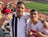 مشجع زملكاوى يؤازر الأهلي فى المدرجات أمام صن داونز بدورى الأبطال