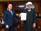 محافظ كفرالشيخ يُسلّم 15 عقد تقنين أراضي أملاك دولة للمستفيدين