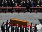 العالم هذا المساء.. ملوك ورؤساء العالم يودعون البابا فرنسيس فى جنازة مهيبة بالفاتيكان.. 5 قتلى و700 جريح فى انفجار ميناء بإيران.. أول صور لاجتماع ترامب وزيلينسكى فى روما بعد "خناقة" البيت الأبيض