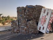 انقلاب سيارة نقل على طريق سوهاج البحر الأحمر دون إصابات.. صور