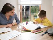 كيف تساعدي أولادك في المذاكرة خلال فترة الامتحانات من غير توتر؟
