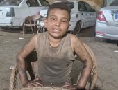 طفل تحت العربية وحلمه فوق السحاب.. محمود أصغر ميكانيكى فى الشرابية يعيل أسرة ويحلم بمقعد فى المدرسة.. يعمل 8 ساعات يوميا ليؤمن لقمة عيش لوالديه وشقيقتين.. ويخفى ملابسه "المشحمة" عن أعين أصدقائه: بيعايرونى بيها