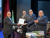 مجلس جامعة القاهرة يكرم الفريق المشارك بالتنظيم الناجح لزيارة الرئيس الفرنسى ماكرون