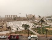 العاصفة تضرب كورنيش النيل بالأقصر وتغطى معابد الفراعنة.. فيديو
