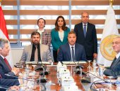وزيرتا البيئة والتنمية المحلية ومحافظ المنيا يشهدون توقيع عقد إدارة وتشغيل مصنع تدوير المخلفات بالعدوة 