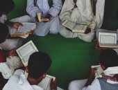 خلاوى الجنوب.. كتاتيب حلايب وشلاتين مدارس طلابها ذوو وجوه سمراء وقلوب بيضاء تشبه ملابسهم.. تنشئ جيلا على القرآن والدين فى قلب الصحراء.. وتعلمهم أصول دينهم والفقه والسنة.. وتتم متابعتها من الأوقاف والأزهر.. صور