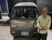 ضبط قائد سيارة سمح لطفل بالجلوس فوقها