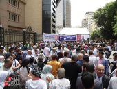 سيارتا إسعاف أمام النقابة لتقديم الخدمة الصحية للمشاركين بانتخابات الصحفيين