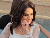 بكاء أمل رزق أثناء احتفالها بعقد قران ابنتها هيا إسماعيل كتكت وآدم مصطفى العربى