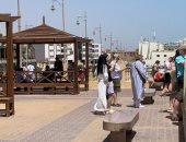رواج سياحى أوروبى.. كورنيش الغردقة القديم "مسرح" لمشاهدة أجمل معالم المدينة السياحية.. الجزر البحرية ومعالم الغردقة وحركة اللنشات فى البحر ضمن برامج الـ"ستى تورز".. والسياح يوثقون الذكرى.. فيديو وصور