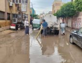 حملات مكثفة لرفع تراكمات مياه الأمطار بشوارع دمياط.. صور