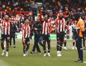مان يونايتد يسقط أمام برينتفورد 3-4.. وتعادل وست هام ضد توتنهام