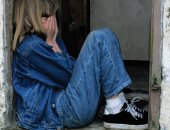 كيف نحمي أطفالنا نفسيًا بعد الصدمات؟ 7 خطوات تعوضهم الأمان المفقود