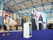 احتفالًا بعيد العمال.. وزير الطيران يكرم عددا من النماذج المتميزة بالقطاع