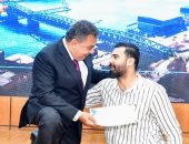 فى لفتة إنسانية محافظ الدقهلية ينزل على الأرض لتكريم أحد العاملين من ذوي الاحتياجات