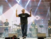 عمرو دياب يُحيى حفلا ضخما فى دبى وسط الآلاف من الجمهور