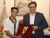 وزير الثقافة يكرم النجم مينا مسعود ويعلنه ممثلاً للثقافة والفنون بالخارج