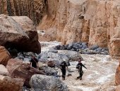سيول عارمة تجتاح مدينة البترا في الأردن والسلطات تجلى السياح.. فيديو