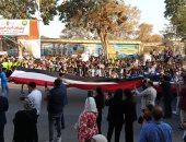 محافظ الإسماعيلية يفتتح معرض الزهور ويشارك المواطنين فرحتهم بالاحتفال.. فيديو