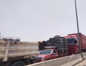 تعطل الحركة المرورية على الطريق الزراعى بعد انقلاب سيارة نقل ثقيل فى قليوب