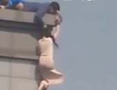 شعرها أنقذها من الموت.. فيديو لفتاة تحاول إلقاء نفسها من الدور الـ20