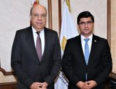 وزير الطيران المدني يبحث مع سفير طاجيكستان فرص التوسع في الربط الجوي بين البلدين