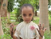 الحنة السودانى.. حكاية سيدة سودانية ترسم الحناء وتزين الأيادى بنقوش بديعة