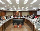 محافظ الجيزة يلتقى عددا من المواطنين للاستماع إلى شكاواهم وبحث سبل حلها