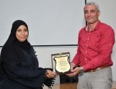 تكريم عاملة بالمدينة الشبابية ببورسعيد لأمانتها فى إعادة مبلغ 10 آلاف جنيه